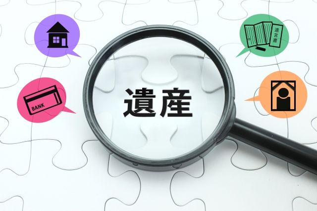 相続人や相続財産が不明であるため、相続に強い江東区の法律事務所に依頼して江東区の遺産を調査してもらっている様子