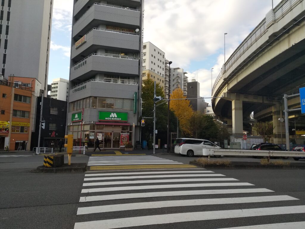 門前仲町駅６番出口前の横断歩道